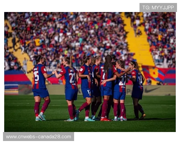 雨中激战，巴萨女足球迷看台持续助威营造主场氛围